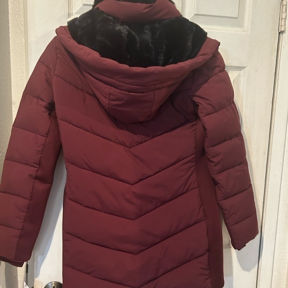 Calvin Klein NWT Burgundy Women’s Faux Fur-Lined Hooded Puffer Coat Size XS - Picture 3 of 12